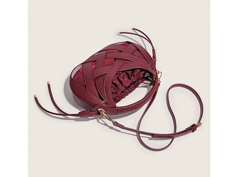 Braided Hollow Out Shoulder Bag For Women With Drawstring Liner_voghion.com